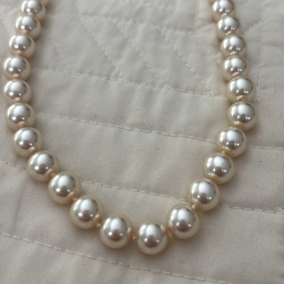 Elegant Pearl Necklace and Earring Set with magnetic clasp! - Picture 3 of 6